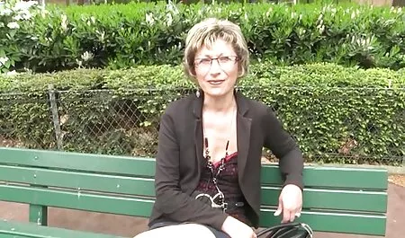 Tyttö romanssi miehensä parhaat pornosivut kanssa kameran edessä.