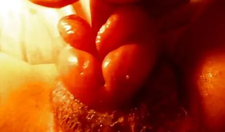 Ennen vaarallista keikkaa poliisi näyttää suvi porno seksikkäältä.,