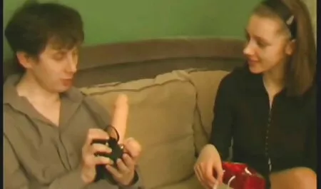 Tapasin tyttöystäväni leikkimässä töissä ja hoikat jalat hänen sisko pornoa edessään.