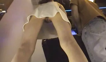 Sisäkkö ilmaisetpornovideot toi samppanjaa ja latinohuoneen.