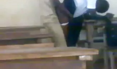 Laitan kieleni pornoelokuvia naapurin päälle uima-altaassa ja menen huoneeseen.