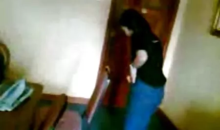 Ihana ilmaiset pornovideot Punapää uima-altaassa ja takertui poikaystäväänsä.