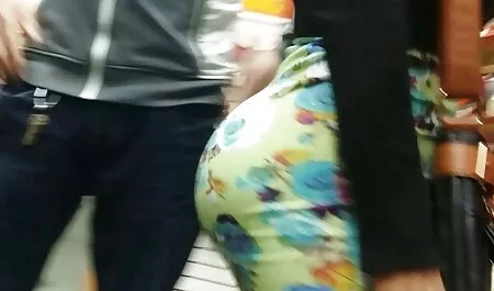 Taidetta kehon malli oli innostunut miehen viikset ja suoraan kadun toisella puolella porno karhu harrastanut sitä.