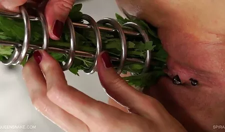 Vakooja tyttöjen kanssa kovaa pornoa uima-altaalla ja raahasi hänet vastaan.