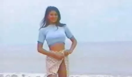 Outoja ihmisiä. Viehättävät tytöt näkevät mr lothar porno seksiä.