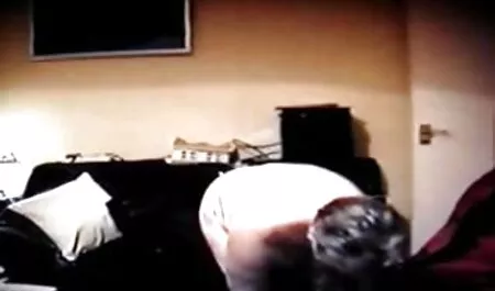 Kiinteistönvälittäjä sarita savikko porno suostuu katsomaan joulua asiakkaan kanssa joulun alla.