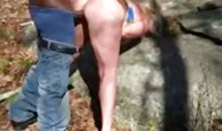 Hänen ystävänsä näyttävät hänelle karnevaaliruokaa ja ottivat sen suurella vaivalla. nuoret porno