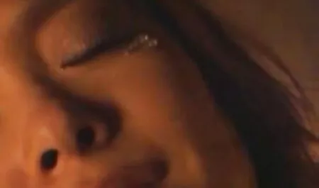 Isäpuoli löytää Rebeccan tyttären miehen suusta koti pornoa ja napsauttaa lasta silmissään.