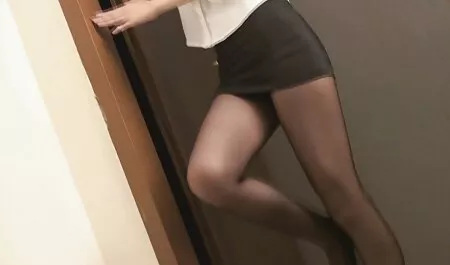 Hänen poikaystävänsä poltti naisen hänen poikaystävänsä suusta suomalaiset porno ja sitoi tämän penikseen.