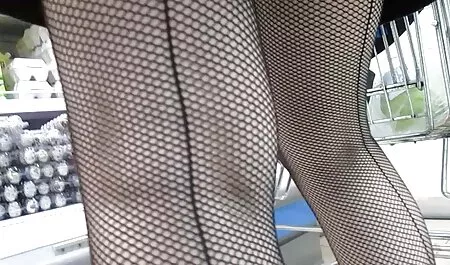 Tarjoilija päätti laittaa päänsä suomalainen porno housuihinsa.