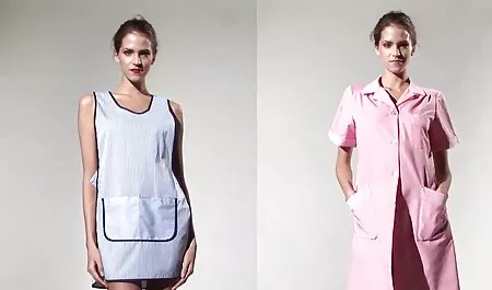 Nainen myy turhaa, ilmaisia porno kun henkilö kävelee kaupassa