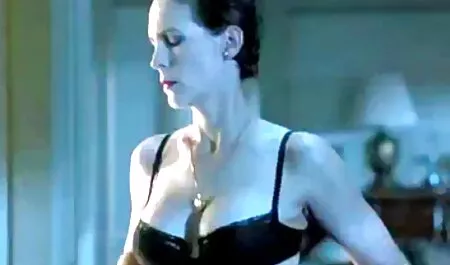 Tyttö aikuis porno ei vihaa avata kielensä, ja jalat.