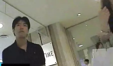 Silmälasipäinen mies ilmaiset pornovideot laittoi tytön kotiinsa ja suuteli häntä takapuolelle.