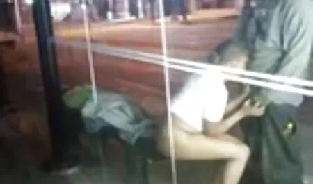 Perhe-elämään kyllästynyt poika pornovideoita haaveilee omasta musta mies.