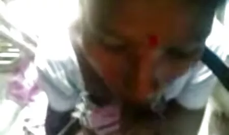 Äiti, ilmaisiapornovideoita masturboi kameran edessä.