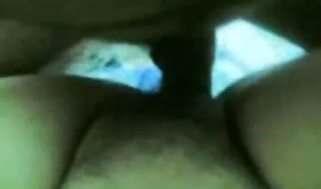 Juicy törmäsi mieheen kypsää pornoa toimistossa ja kotona.