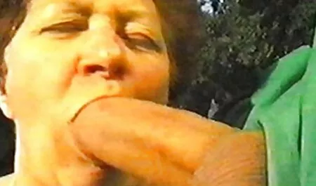 Laiha kova porno tyttö syö miehen kalua makuuhuoneessa.