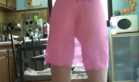 Hän kannustaa tyttöä vuokraamaan asunnon ilmaiset pornofilmit Isolla.