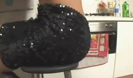 Vaaralliset tatuoinnit, joilla ei ole hiuksia pöydällä porno kaunis