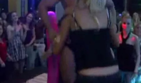 Juopuneen ystävän nukkuessa isä ilmais seksivideot ja isäpuoli rauhoittelevat portaita.