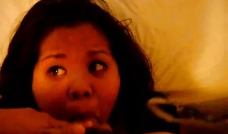 Onnellinen nainen ei petä miehensä koti porno kanssa olohuoneessa vaimonsa kanssa.