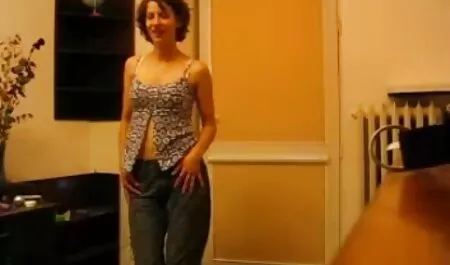 Hienoa, herrasmies, jolla on kaksi hyvä porno täydellistä lutkaa sohvalla.