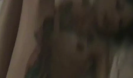 Kaunis suomalaisia porno nuori nainen, sängyllä makaava mies repesi.