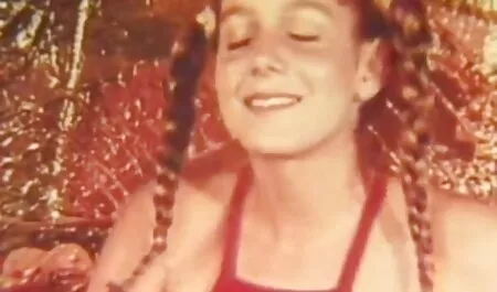 Valloittava pomo keskellä toimistoa pornovideoita aivan pöydällä.