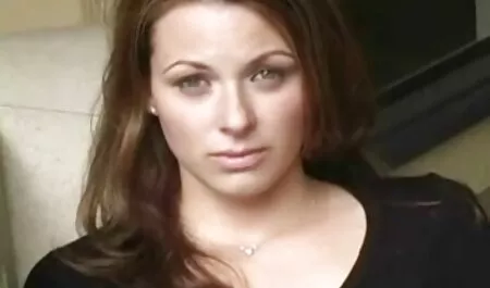 Miesten katsoessa jalkapalloa hänen porno jamina pohkeensa annettiin kaverille.