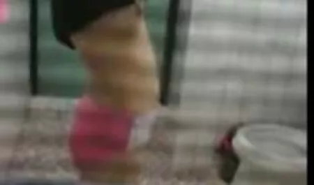 Nuori nainen sai sisko ja veli pornoa miehensä kanssa syövän vessassa.