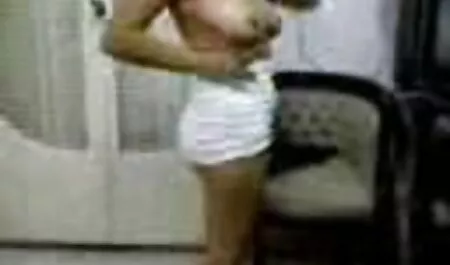 Selkeän asiakkaan kääntäminen lämmittää kellon sohvalla parhaat pornosivut