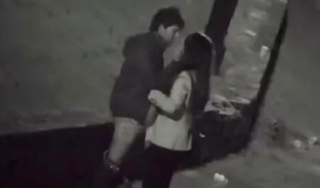 Tatuointi tyttö puhaltaa vanha porno poikaystävä ennen työtä