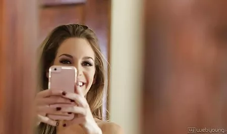 Nuori tyttö hyvää pornoa imee munaa sängyssä miehelle.