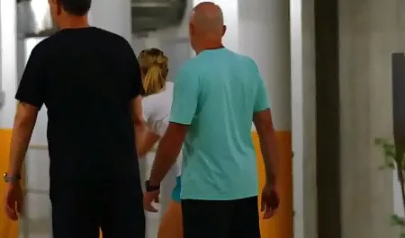 Hän ja asiakas ilmaiset suomipornovideot hierovat niskaa.