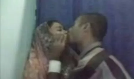 Hän ylilauta porno tuli kotiin jalkaisin ja huoneessa on ankka.