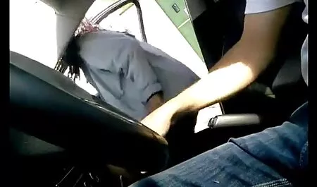 Hän työnsi hänen ylellisyyttä kypsää pornoa kaunis kasvot hänen kengät, jalat ankka näyttää