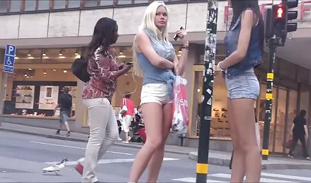 Vaaleahiuksinen nainen katsoo rakkaan miehensä suomalainen porno ikkunaan.