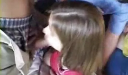 Vastaanotolla lääkäri nuolee lihavaa pornoa pillua ja potilas.