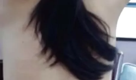 Mies, joka pornovideot com mursi lutkan voimat sohvalla