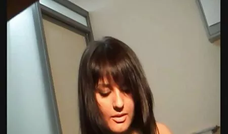 Tällä tytöllä on shortsit ja vaaleanpunainen ilmaiset pornovideot aukko.