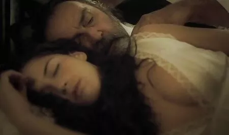 Sihteeri vie ystävänsä päällikön luo, ja tämä ilmaiset pornovideot saa Ankan toimistoonsa.