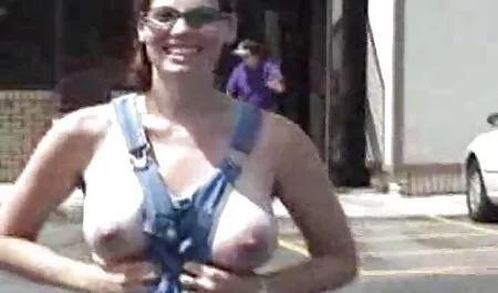 Isäpuoli rankaisee tytärtään pornovideoita ei seuraa häntä, vakavana.