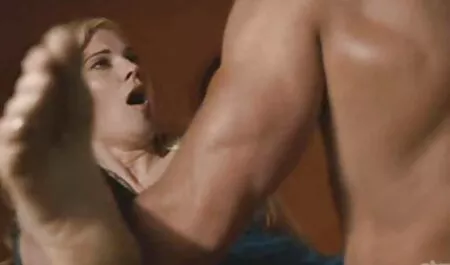 Tyttö alistuva imee äitipuolensa ja nähdä ankat hänen mummo pornoo kanssaan.