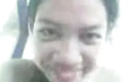 Koulun äiti porno jälkeen muut oppilaat repivät filmiä kameraan.