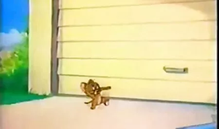 Hän silitti miehensä naapuria isolla mustalla kalulla jaloillaan ja suomalaista pornoa antoi tämän aivastaa.