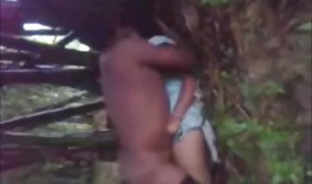 Hän istui isolla ja pornoelokuva vaihtoi pojan persettä vaihtoon