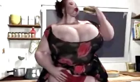 Musta lutka on kyltymätön porno karhu