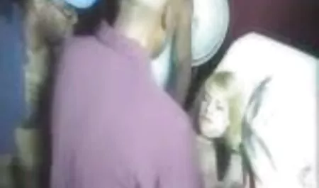 Pesee vanhempi nainen porno takapuolensa vessassa, jotta henkilö voi rikkoa peräaukkonsa oikein.