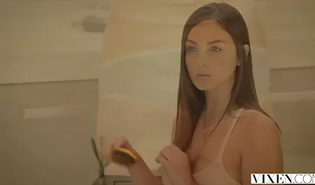 Blonde ilmainen pornovideot tekee peräaukosta tiukasti rakastajansa voimakkaan jäsenen puristaman.