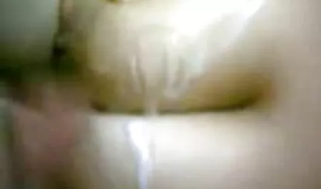 Nuori, nuolee jalkansa ja ommella seksitreffit pornovideot sängyllä Iso Kulli,